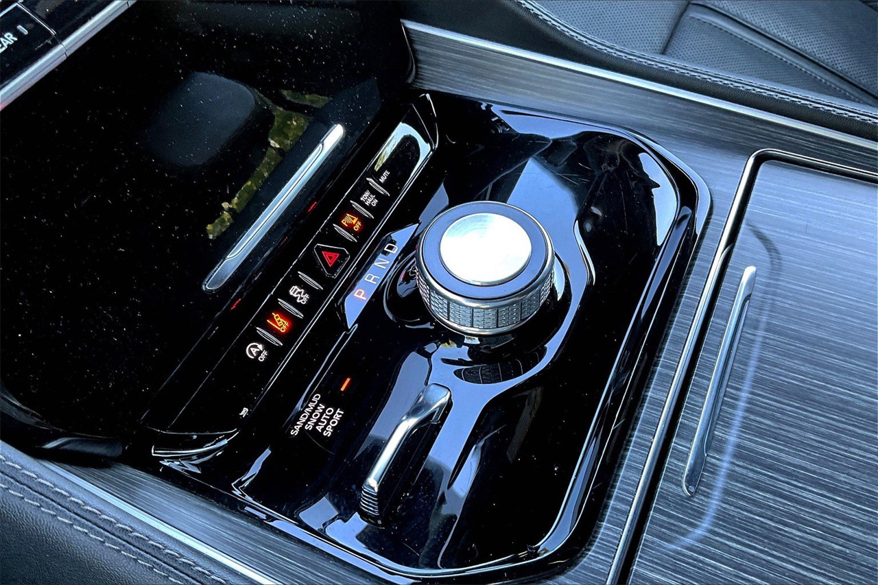 2024 Jeep Wagoneer L Series II photo 28