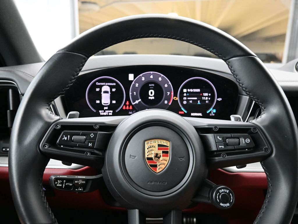 2024 Porsche Cayenne S photo 3