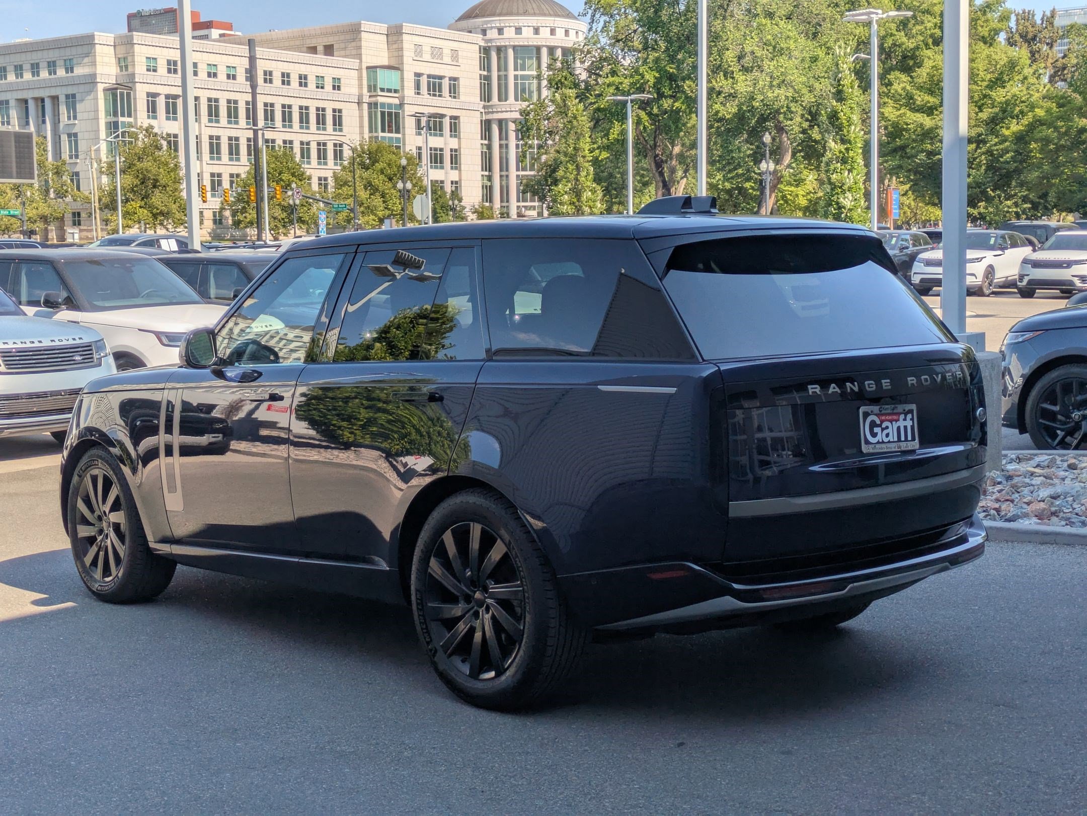 2023 Land Rover Range Rover SE photo 3