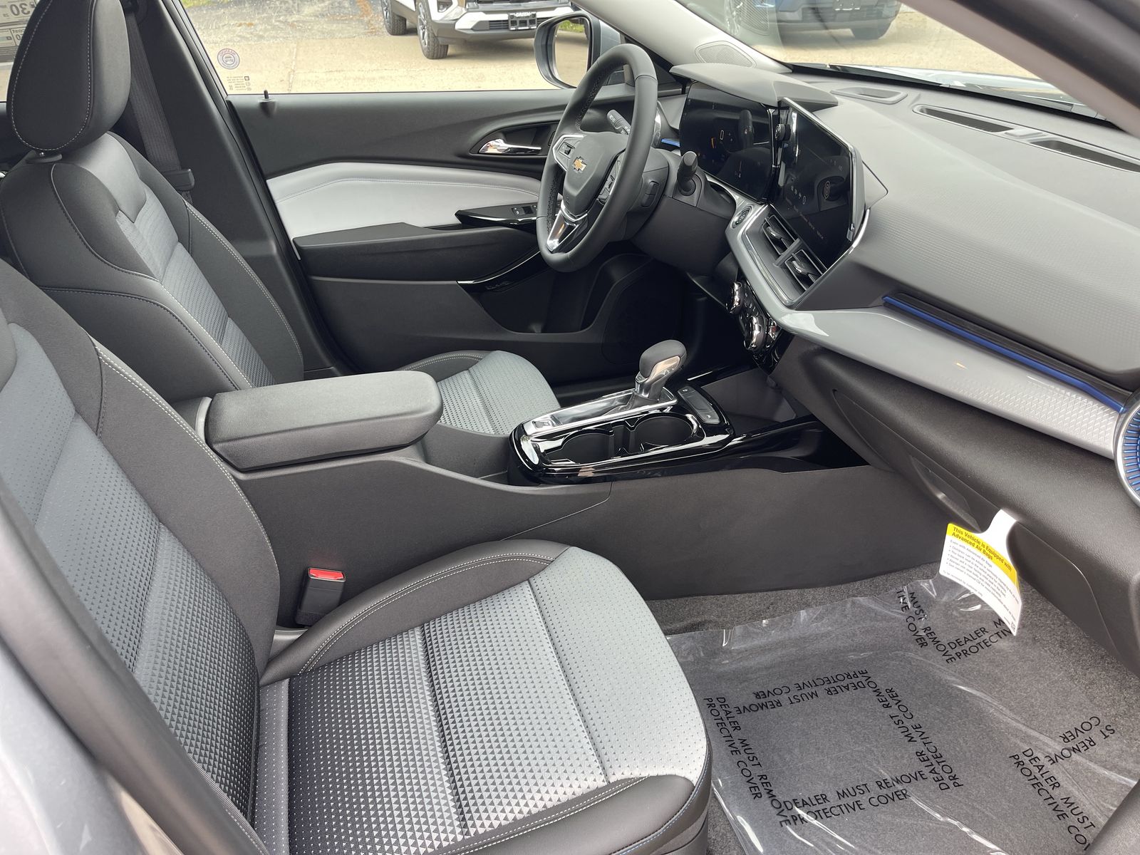 2025 Chevrolet Trax LT photo 17