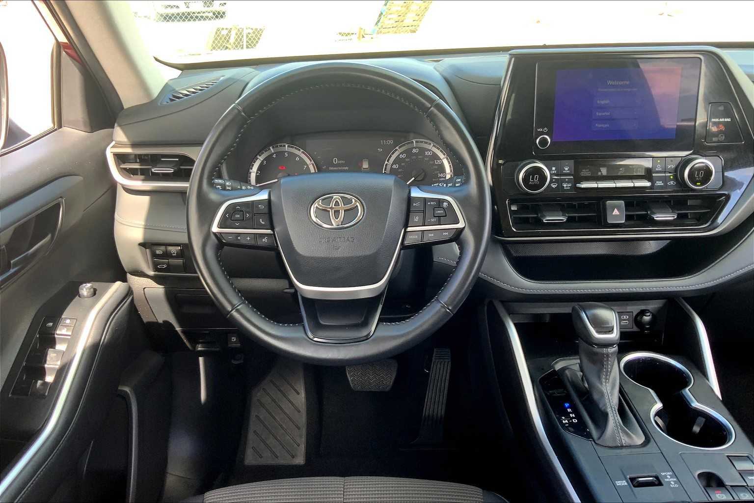 2024 Toyota Highlander LE photo 5
