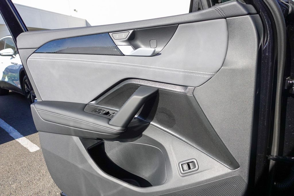 2025 Volkswagen Tiguan SE photo 9