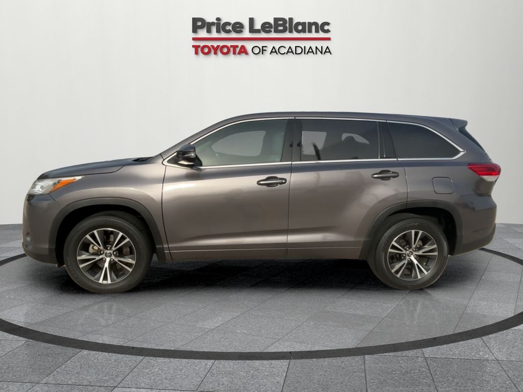 2017 Toyota Highlander LE Plus photo 3