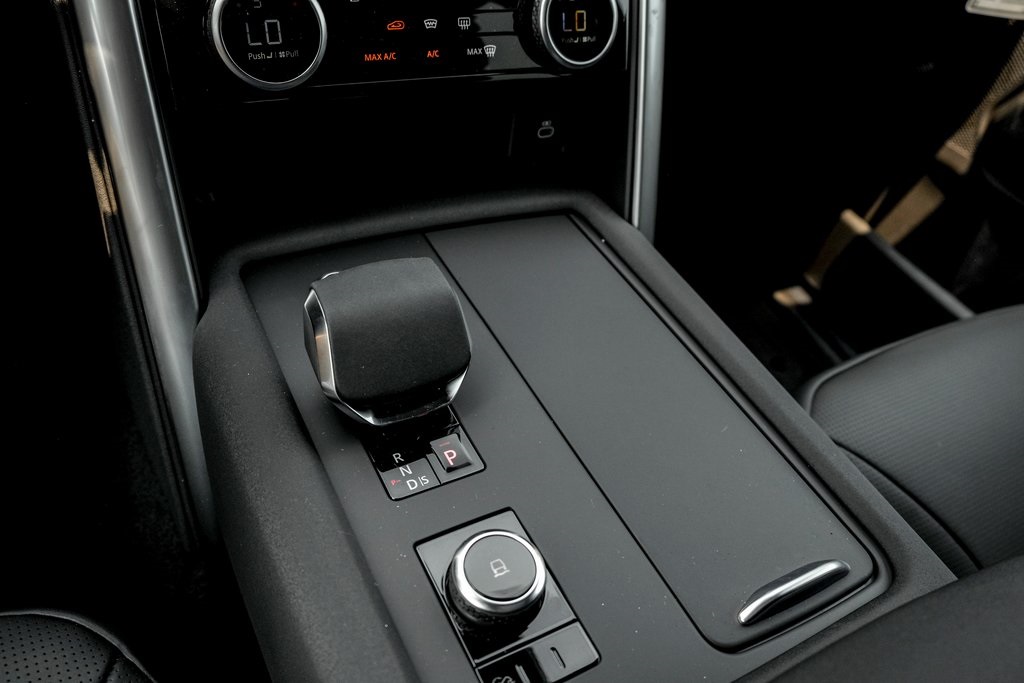2025 Land Rover Discovery SE photo 11