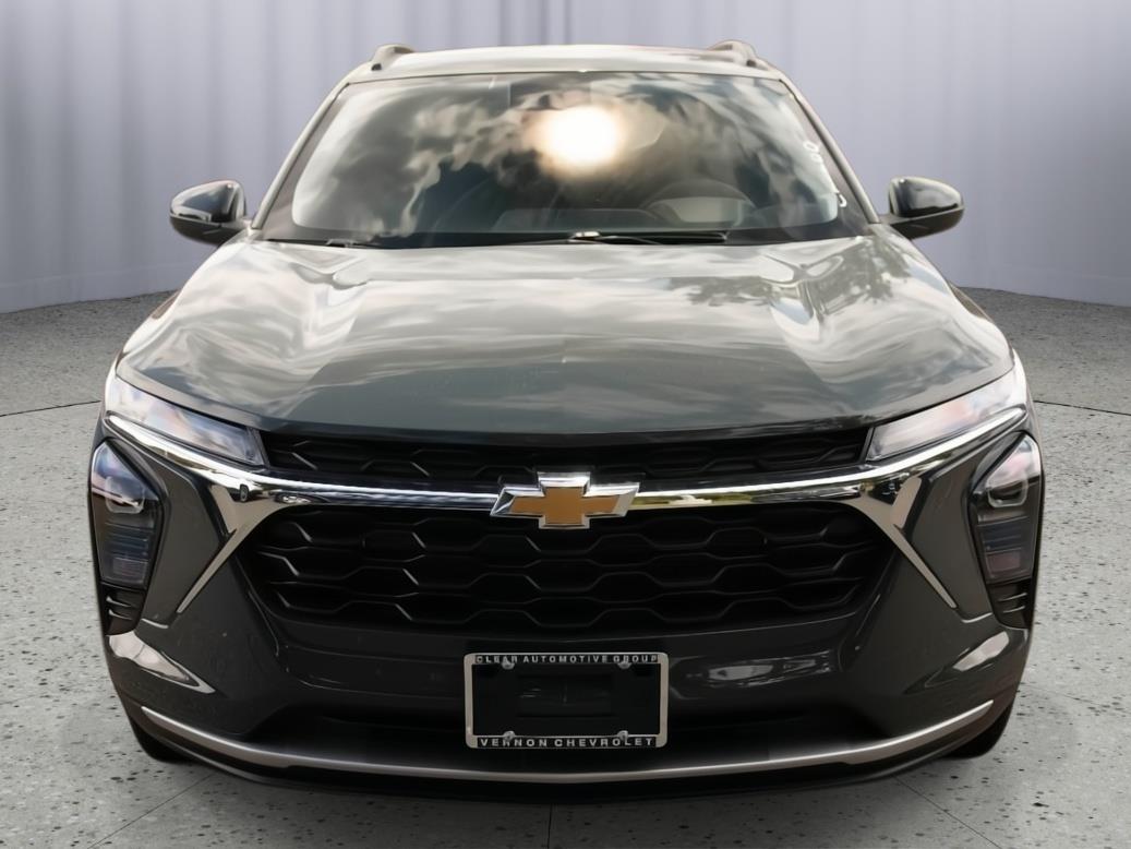 2025 Chevrolet Trax LT photo 2