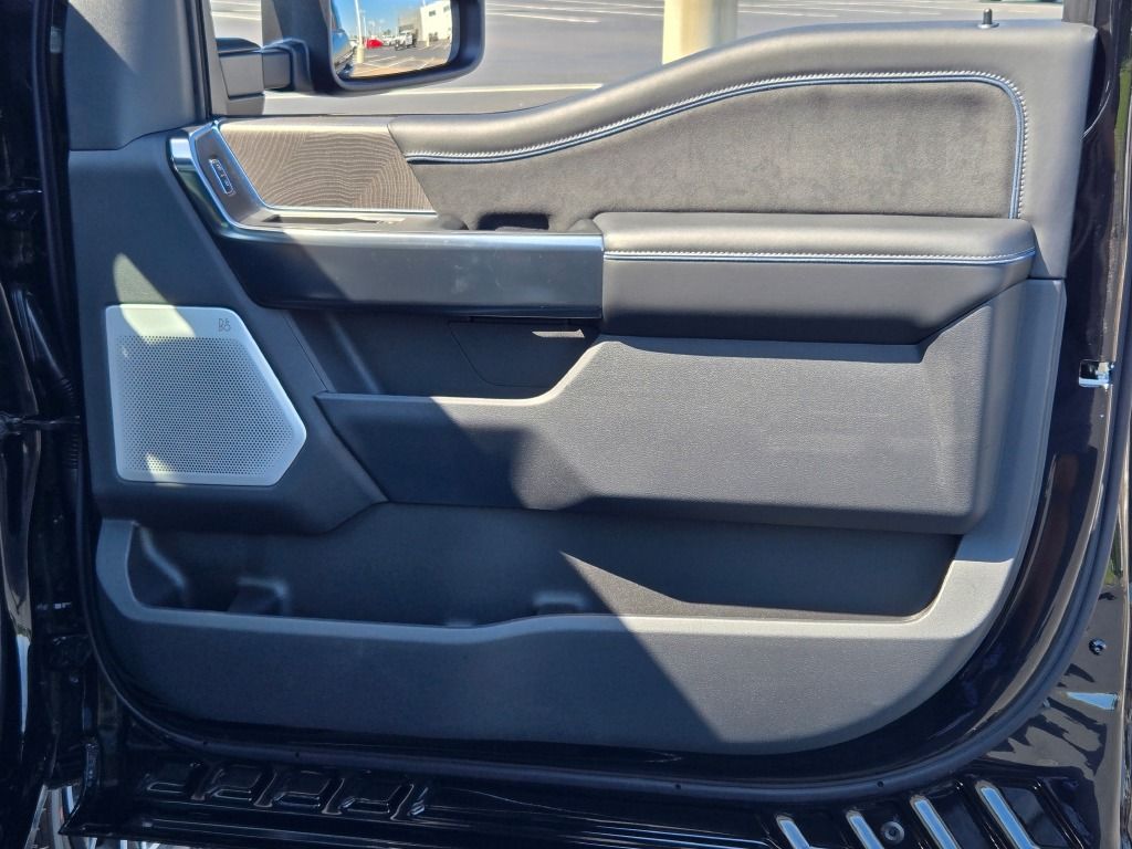 2025 Ford F-250 Platinum photo 5