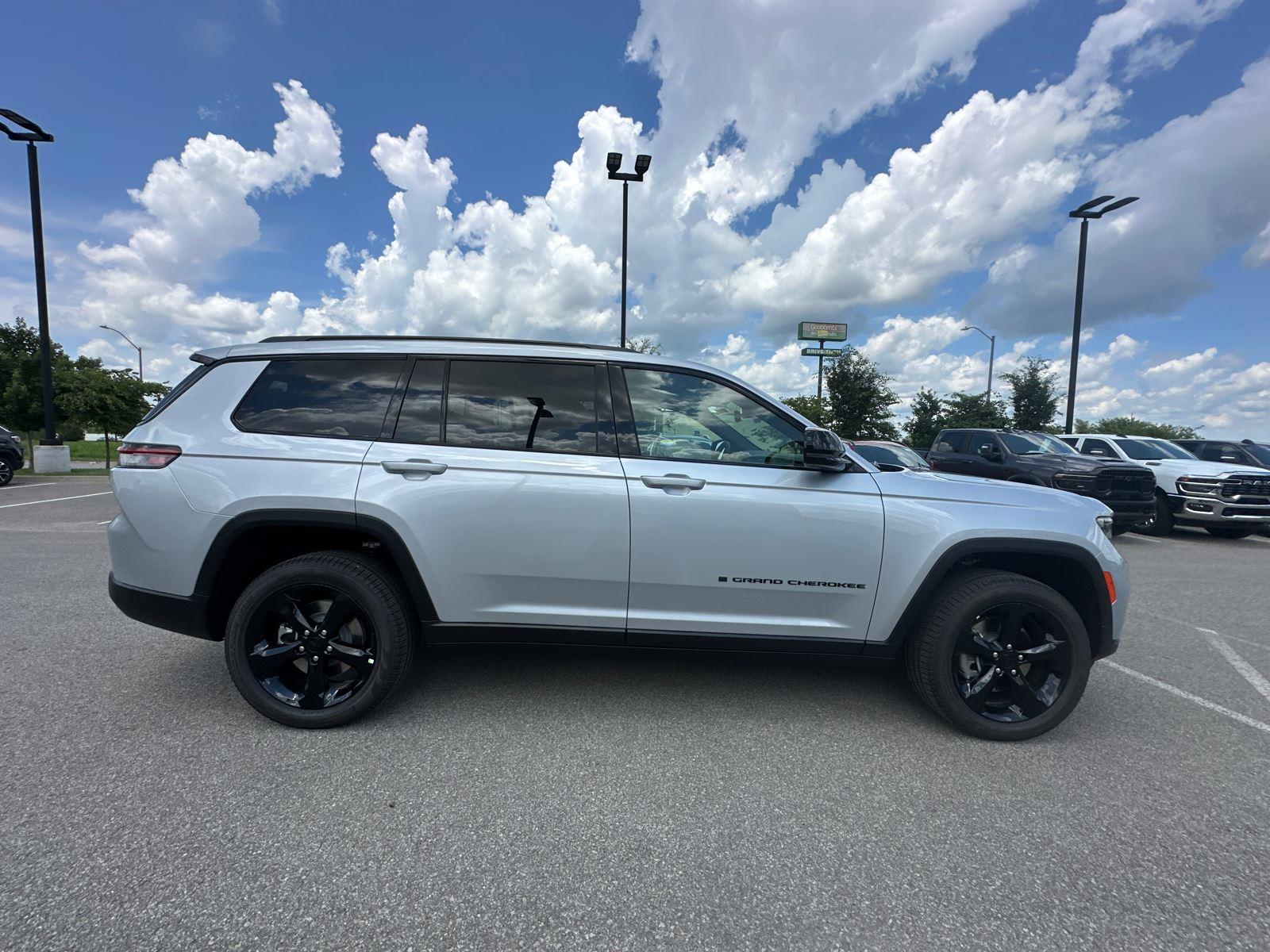 2025 Jeep Grand Cherokee Limited photo 4