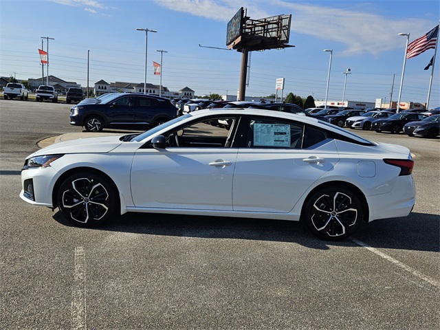 2025 Nissan Altima 2.5 SR photo 4