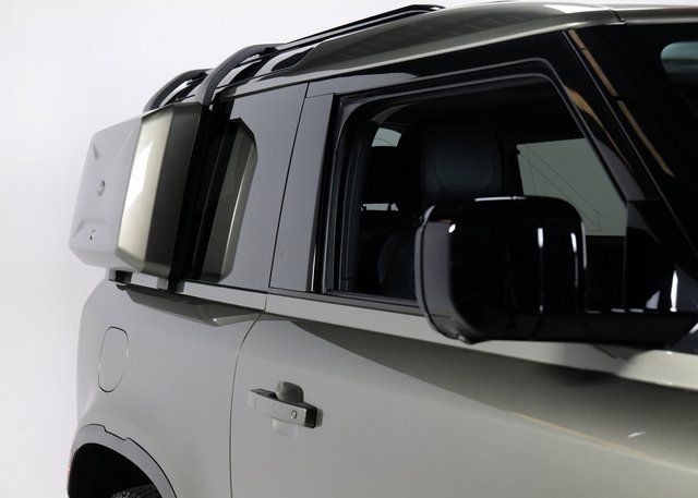 2024 Land Rover Defender 90 S photo 27