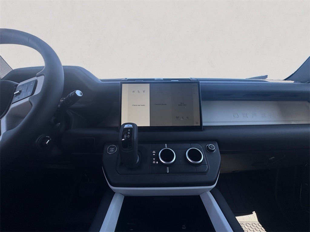 2025 Land Rover Defender 110 X-Dynamic SE photo 11
