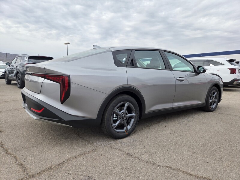 2025 Kia K4 LXS photo 2