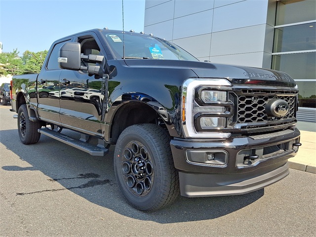 2025 Ford F-350 XLT photo 2