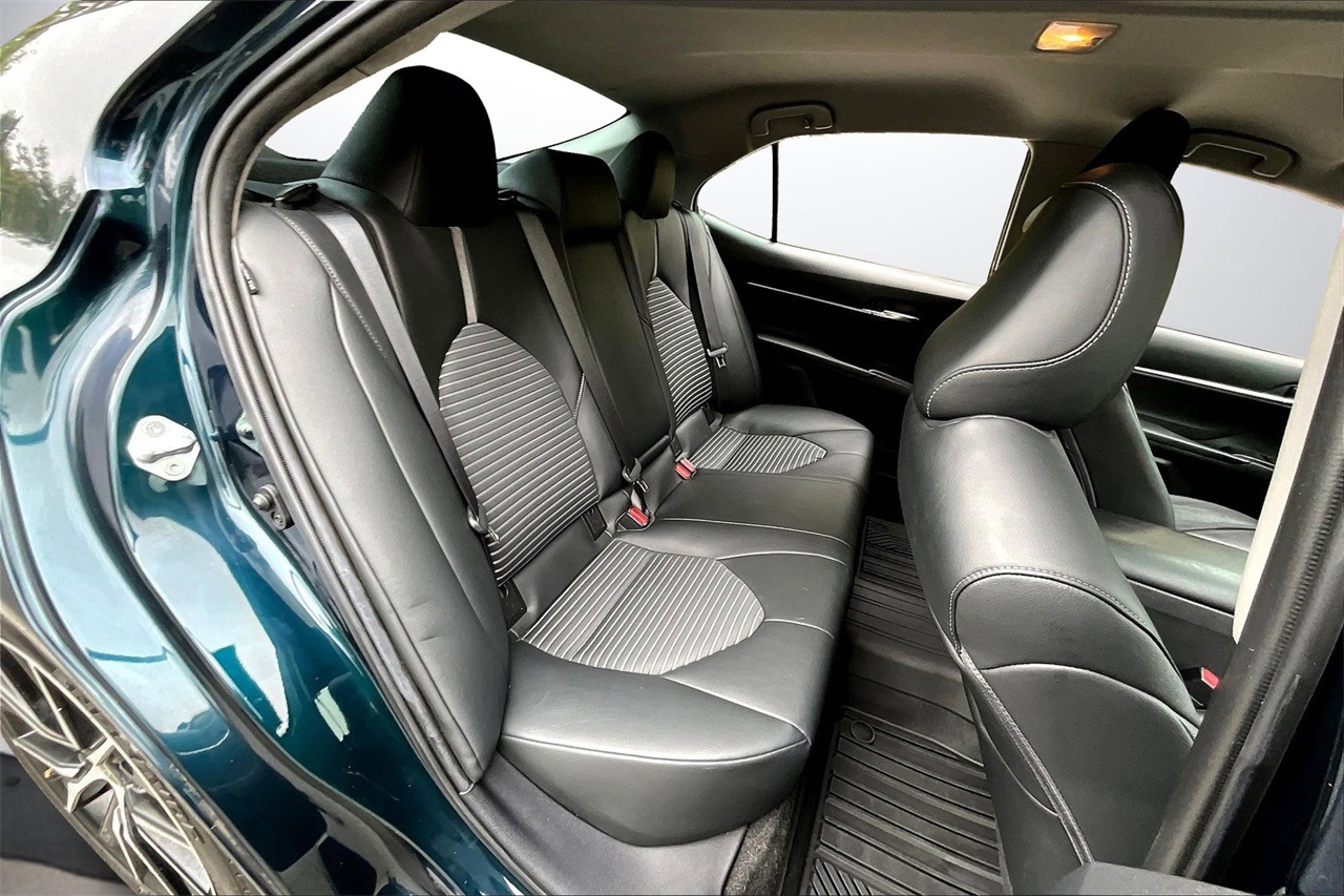 2021 Toyota Camry SE photo 17