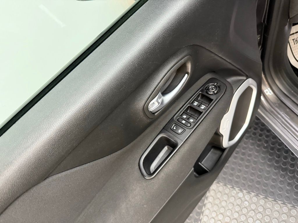 2020 Jeep Renegade Latitude photo 15