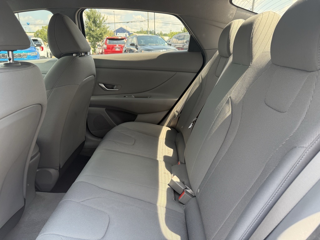 2022 Hyundai Elantra SE photo 24