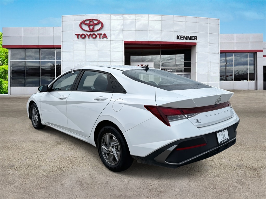 2024 Hyundai Elantra SE photo 2