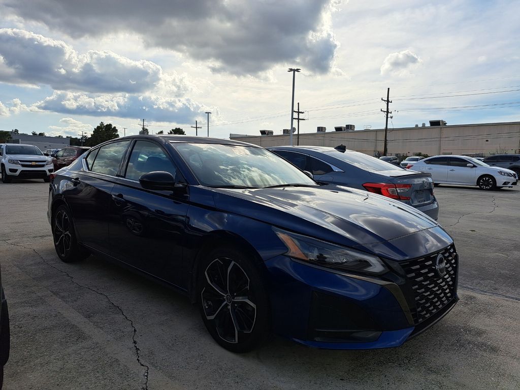 2023 Nissan Altima 2.5 SR photo 3