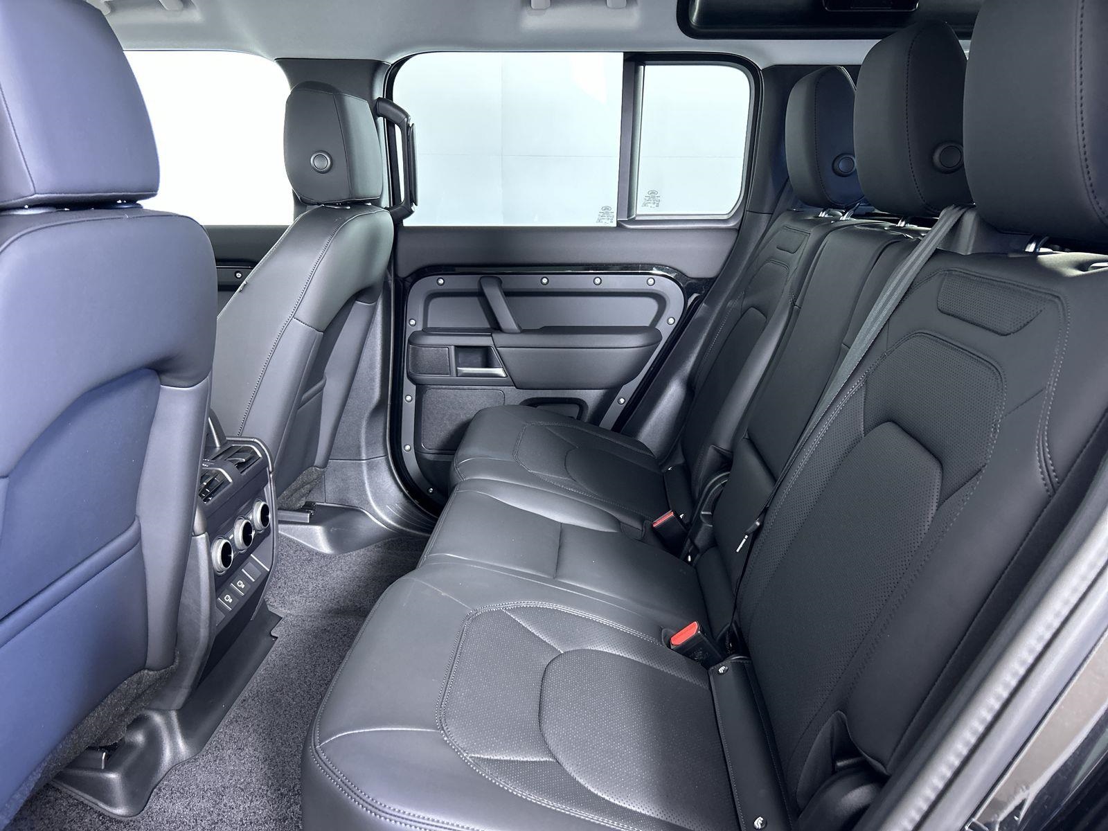 2025 Land Rover Defender 110 S photo 27