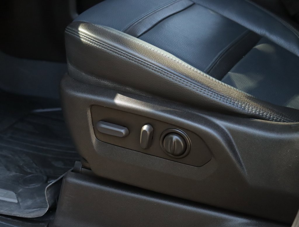 Used 2022 White Frost Tricoat GMC Denali image 22