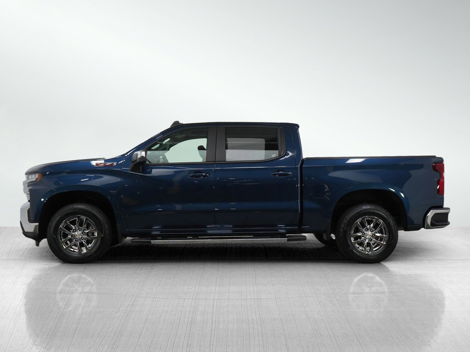 Used 2021 Chevrolet Silverado 1500 LT with VIN 3GCUYDED8MG137377 for sale in Hopkins, Minnesota