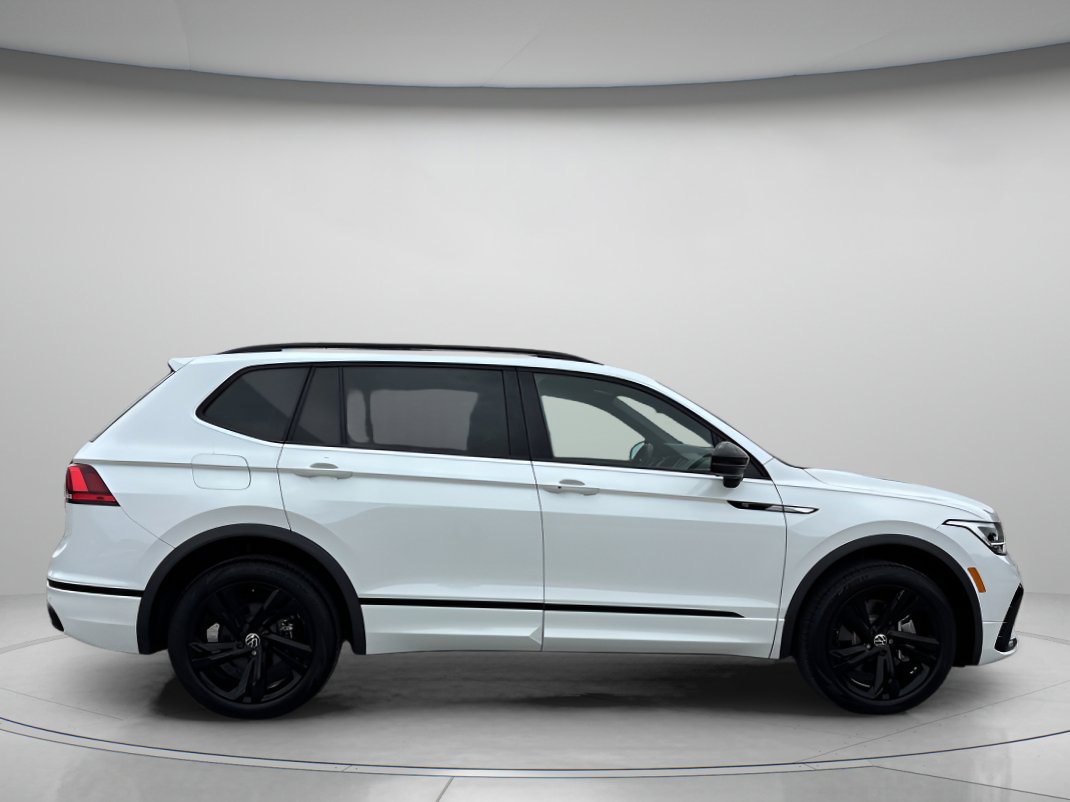 2023 Volkswagen Tiguan SE R-Line Black photo 2