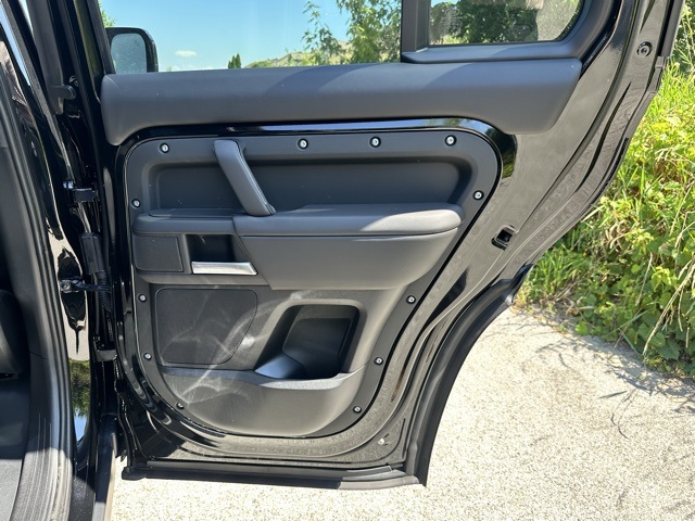 2025 Land Rover Defender 130 X-Dynamic SE photo 22