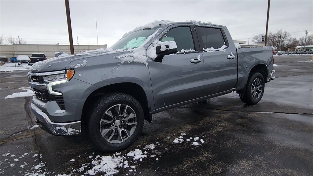 2023 Chevrolet Silverado 1500 LT photo 3