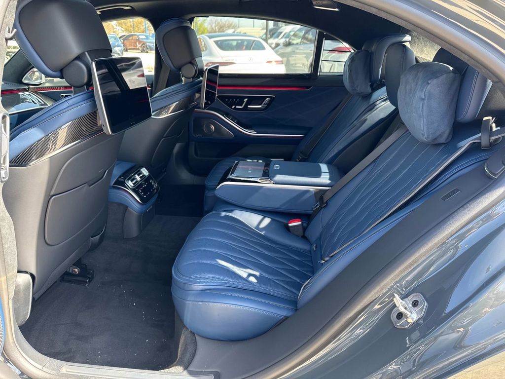 2025 Mercedes Benz S 63 e photo 11