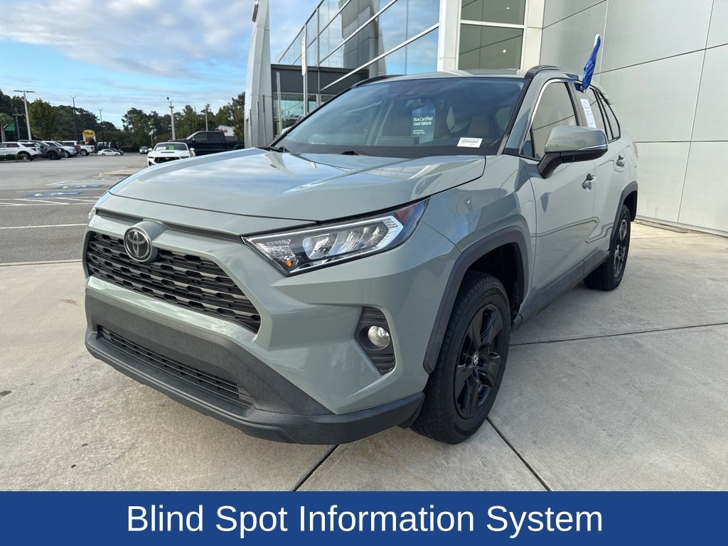 2020 Toyota RAV4 XLE photo 4