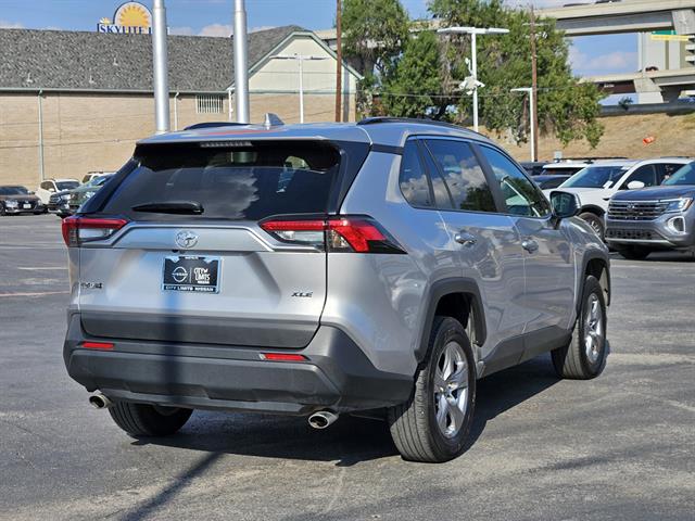 2024 Toyota RAV4 XLE photo 3