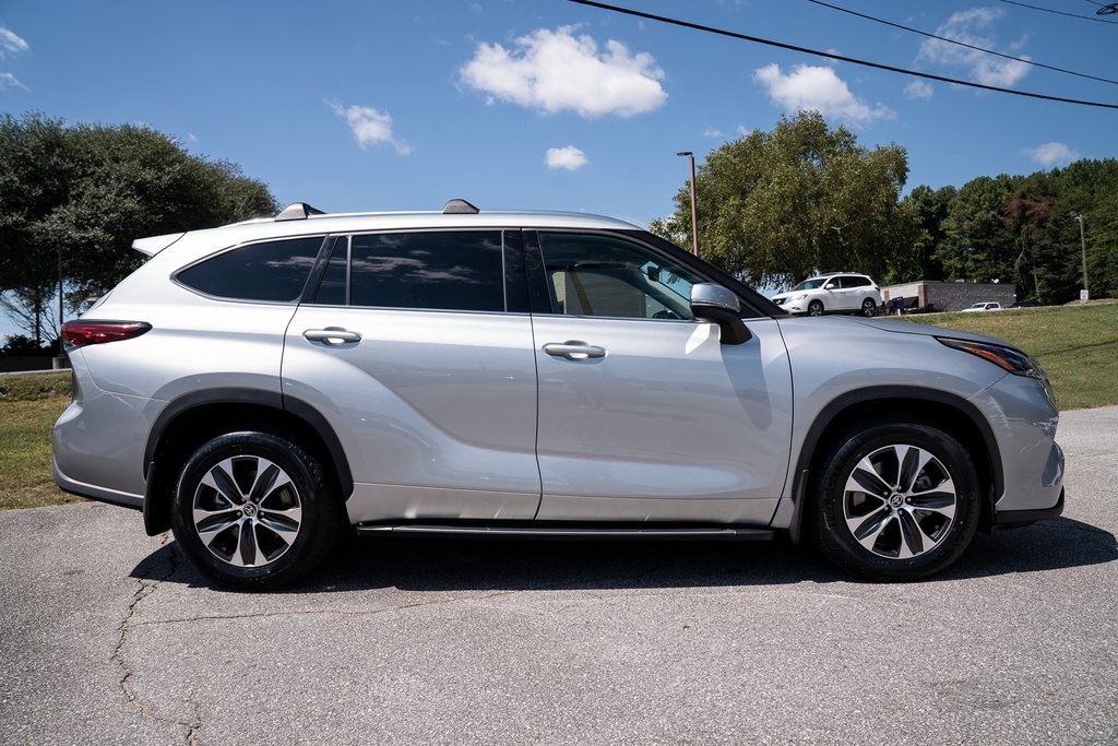 2021 Toyota Highlander XLE photo 9
