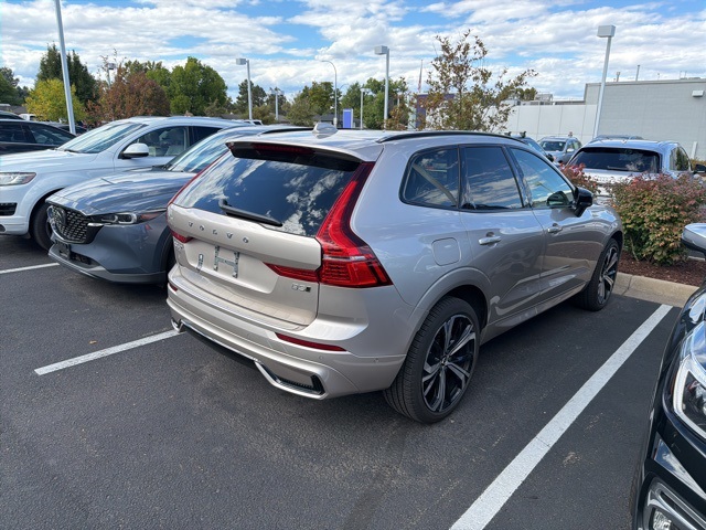 2025 Volvo XC60 B5 photo 3
