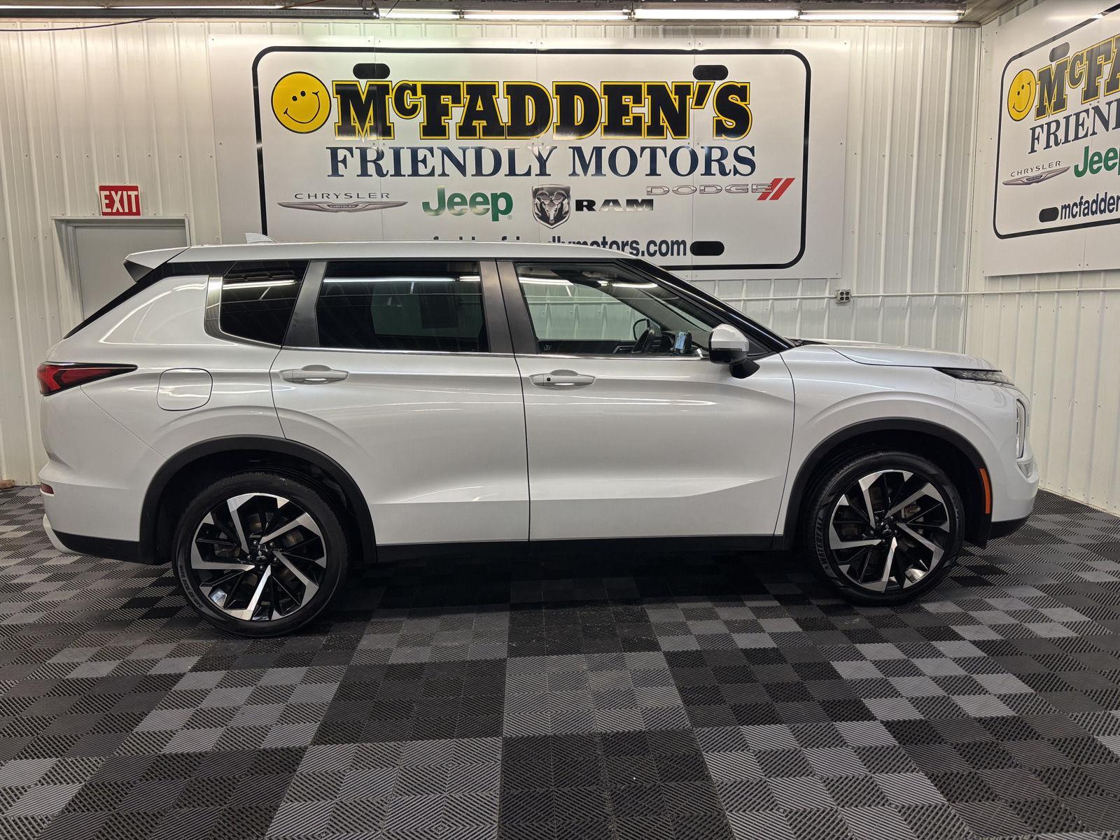 2023 Mitsubishi Outlander SE's photo