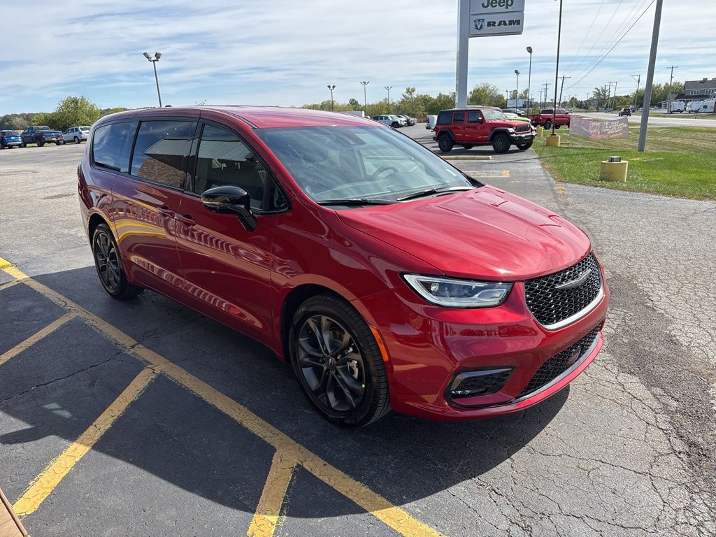 2026 Chrysler Pacifica Select's photo