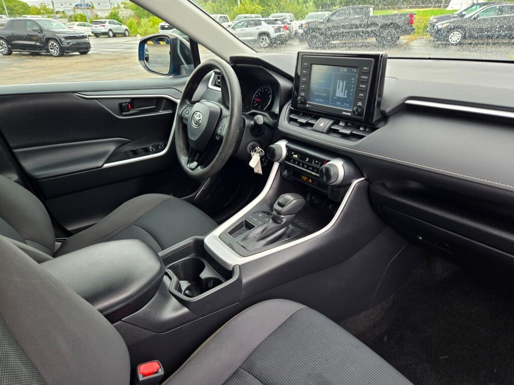 2021 Toyota RAV4 LE photo 5