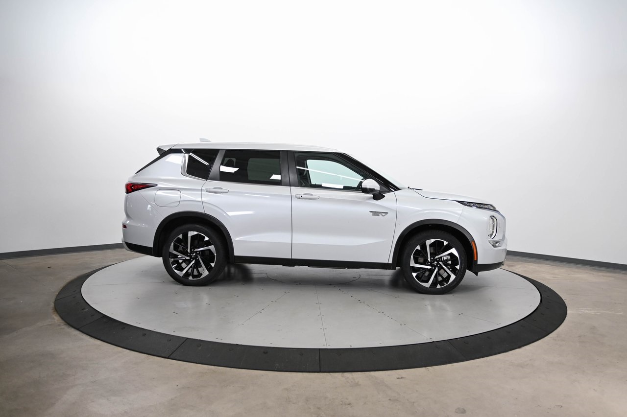 2023 Mitsubishi Outlander PHEV SE photo 2