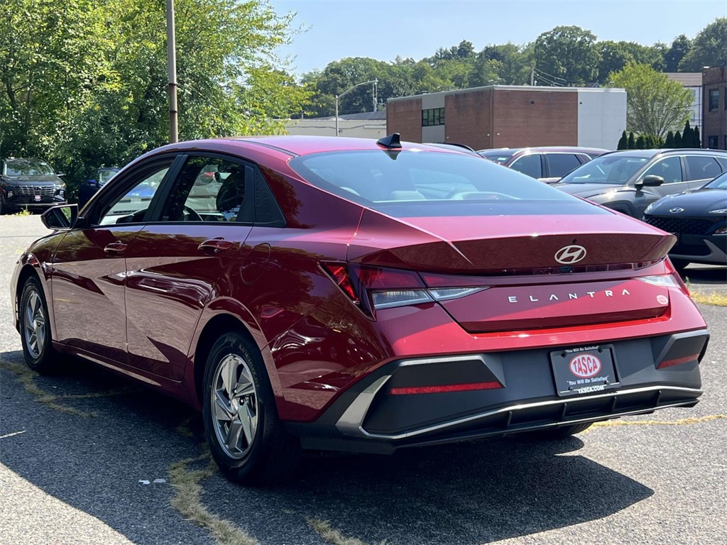 2024 Hyundai Elantra SE photo 4