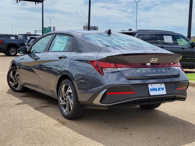 2025 Hyundai Elantra SEL Sport photo 3