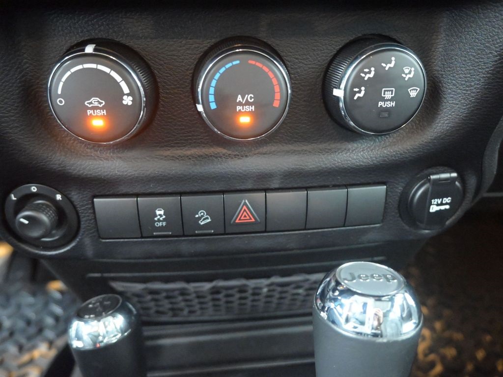 2015 Jeep Wrangler Unlimited Sport photo 3