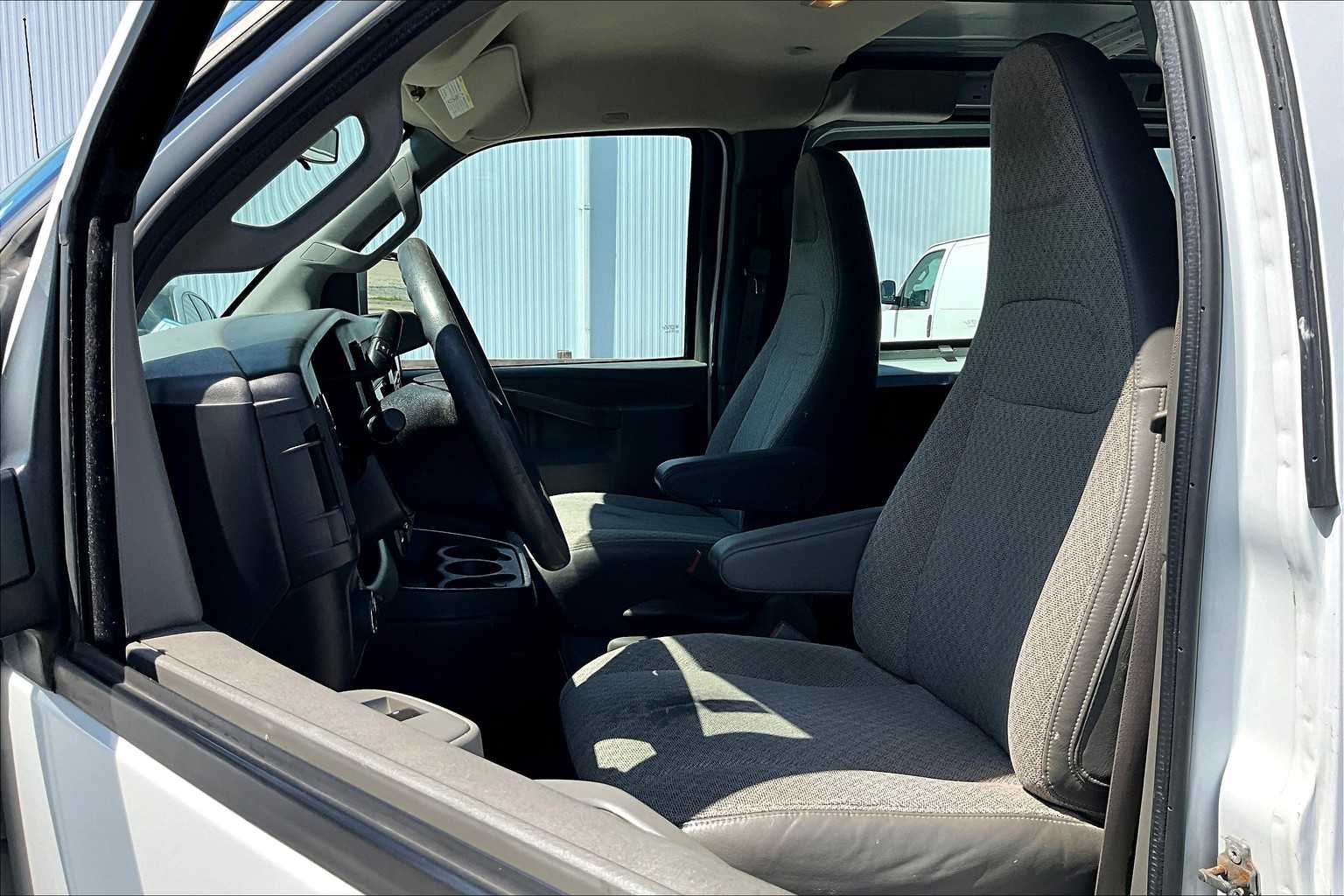 2017 Chevrolet Express 2500 Cargo photo 8