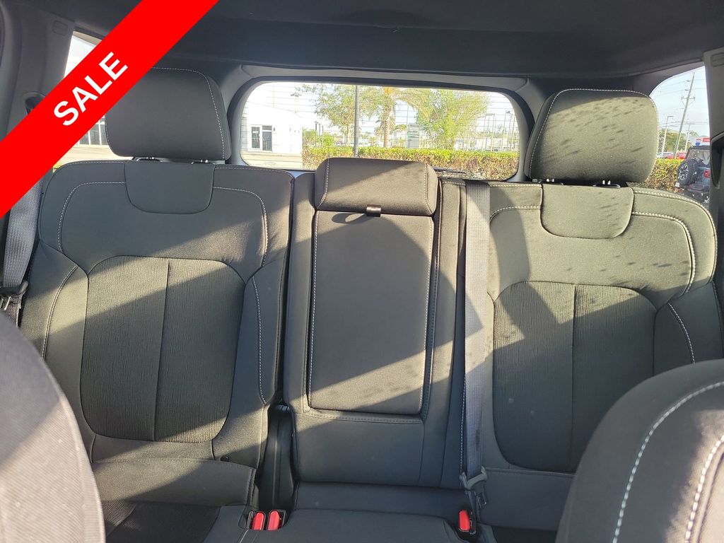2025 Jeep Grand Cherokee Laredo Altitude photo 12