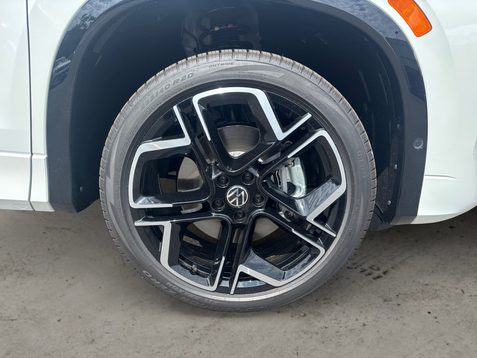 2025 Volkswagen Tiguan SEL R-Line Black photo 14