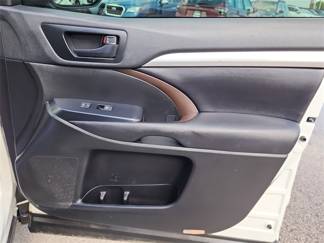 2019 Toyota Highlander LE Plus photo 14