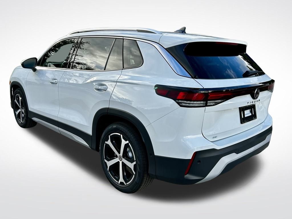 2025 Volkswagen Tiguan SE photo 3