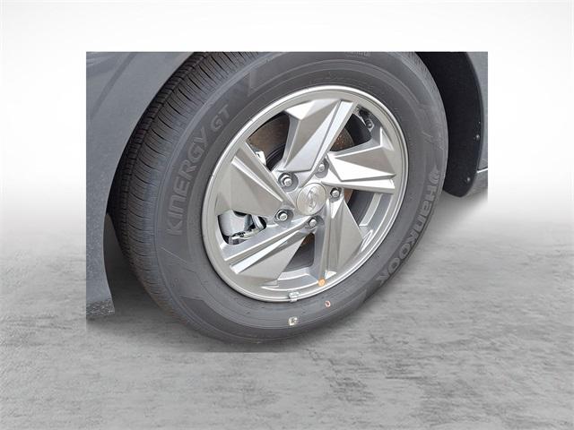 2025 Hyundai Elantra SE photo 3