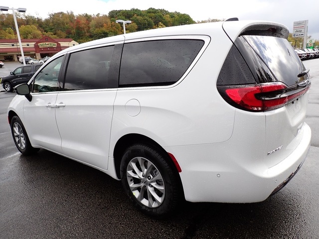 2025 Chrysler Pacifica photo 3