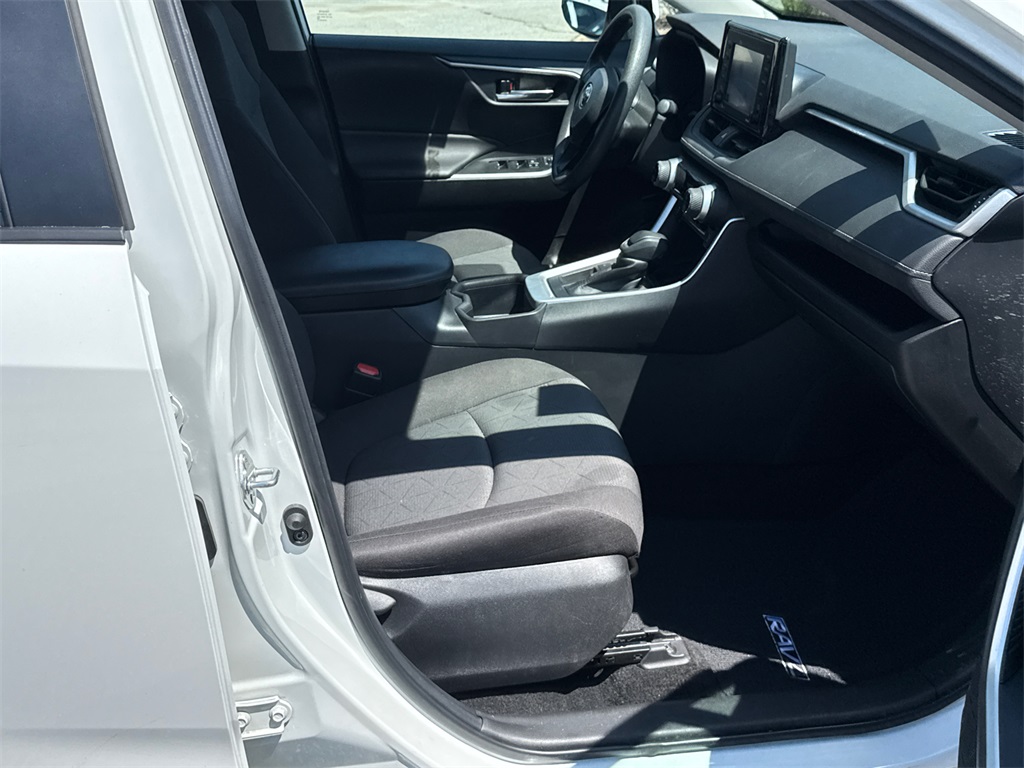 2022 Toyota RAV4 XLE photo 12