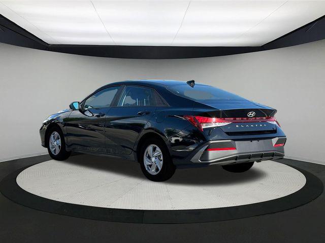 2025 Hyundai Elantra SE photo 5