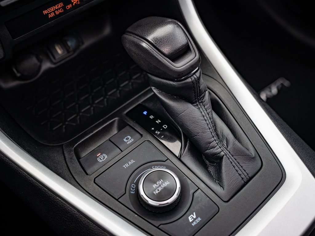 2021 Toyota RAV4 Hybrid XLE photo 32