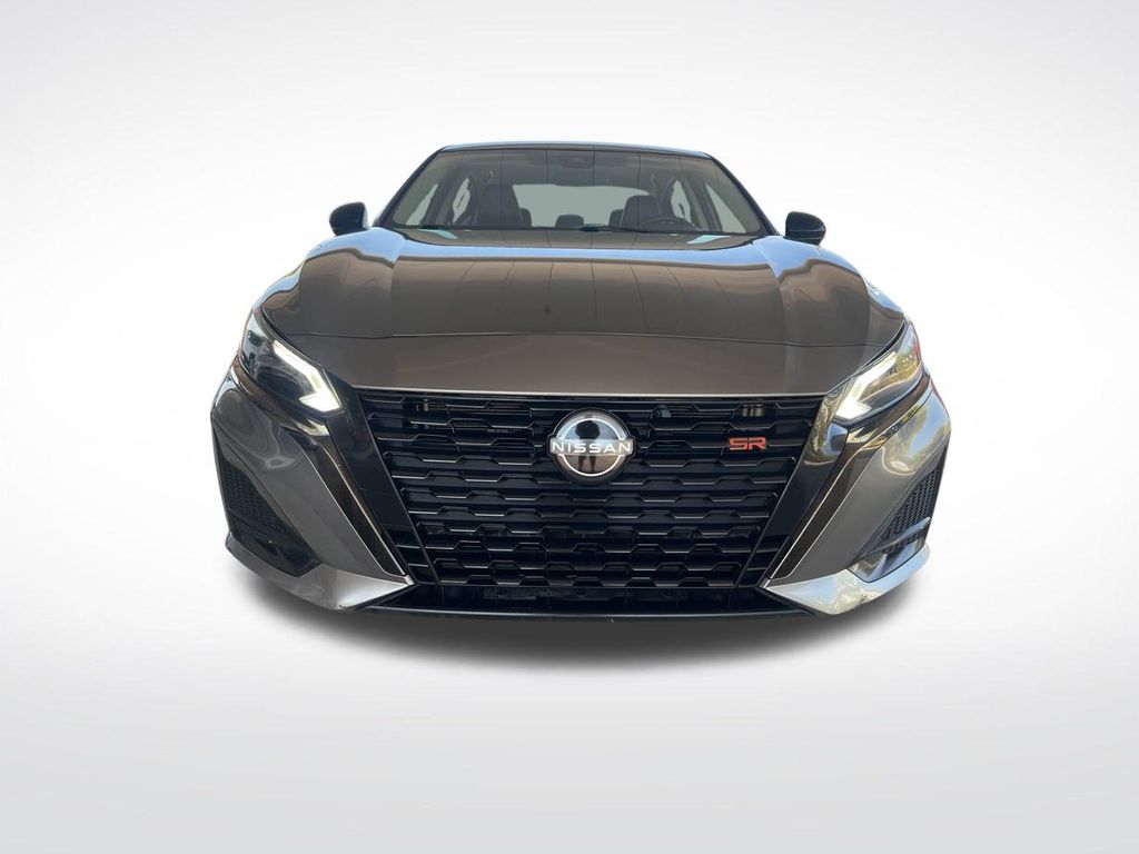 2023 Nissan Altima SR photo 2